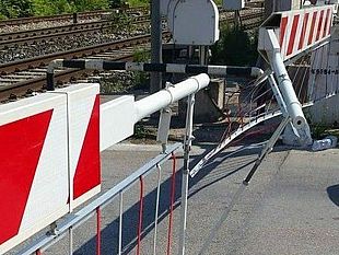 abbatte-le-barriere-del-passaggio-a-livello-e-si-allontana-rintracciato-e-multato-dalla-polizia