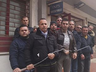 mazara-marittimi-protestano-in-catene-davanti-la-sede-inps