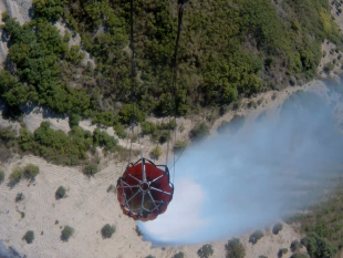 elicottero-dellaeronautica-militare-interviene-per-lo-spegnimento-di-un-incendio