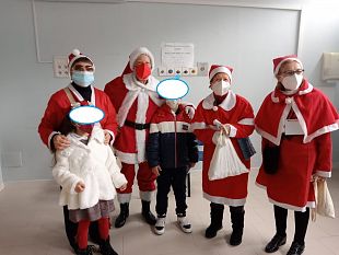 mazara-hub-vaccinale-gli-amici-di-babbo-natale-accolgono-i-bambini