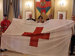 caltanissetta-celebra-la-croce-rossa-la-bandiera-della-cri-sventola-sui-palazzi-comunali
