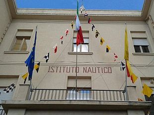 una-ragazza-cade-dal-terrazzo-dellistituto-nautico-marino-torre