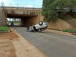 castelvetrano/spettacolare-incidente-sulla-provinciale-per-partanna-auto-si-ribalta