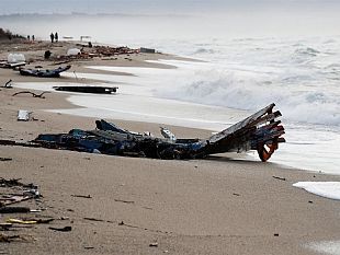 le-immagini-del-naufragio-di-cutro-una-ferita-che-non-si-puo-rimarginare