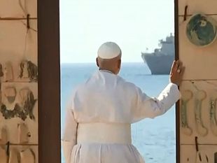 il-papa-a-lampedusa-in-preghiera-sulle-tombe-dei-migranti