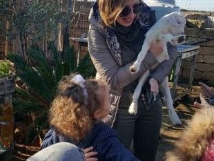 i-bambini-del-sacro-cuore-visitano-l-ovile-e-il-caseificio-esperienza-importante-e-significativa