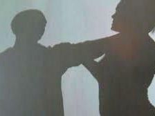 menfilitiga-con-il-vicino-di-casa-lo-investe-e-lo-colpisce-con-calci-e-pugni