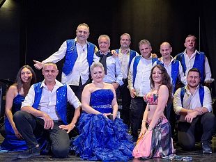 campobello-lomaggio-a-renzo-arbore-con-lorchestra-luna-rossa-conquista-il-pubblico-dellolimpia
