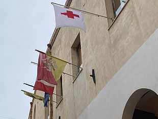 mazara-bandiera-della-croce-rossa-esposta-a-palazzo-di-citta