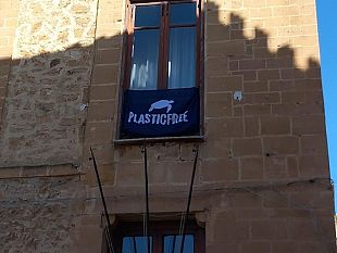 la-bandiera-di-plastic-free-esposta-a-palazzo-pignatelli