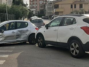 scontro-tra-vetture-nei-pressi-della-scuola-capuana-due-donne-ferite