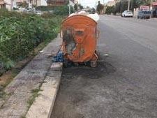 mazara-cassonetti-rifiuti-incendiati-atto-vandalico-o-altro-calda-questione-quella-della-raccolta-rifiuti