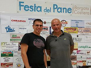 video-a-borgata-costiera-la-festa-del-pane-fra-degustazioni-e-risate-le-interviste-a-giovanni-cacioppo-alessia-bellomo-e-francesco-foggia