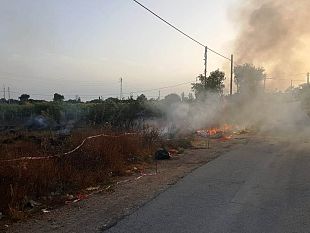 video-mazara-c-da-santa-maria-pericolosi-incendi-a-cumuli-di-rifiuti-servono-controlli-contro-tale-pratica-incivile