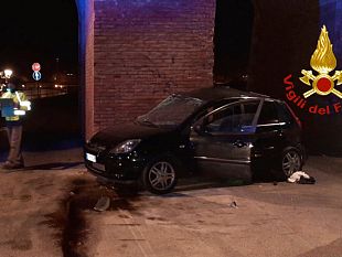 morti-due-giovani-auto-si-schianta-contro-un-pilone