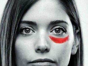 la-bocca-di-una-donna-chiudila-baciando-le-sue-labbra-i-suoi-polsi-afferrali-solo-se-lei-sta-per-cadere-e-a-te-stringila-per-non-farla-sentire-sola