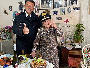 favignana-la-zia-rosina-compie-101-anni-e-festeggia-insieme-ai-carabinieri