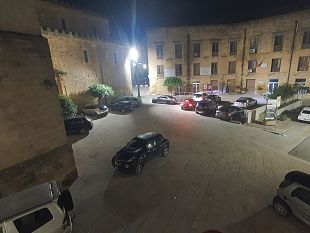 ed-il-sistema-delle-piazze-da-isola-pedonale-si-trasforma-in-parcheggio-per-auto