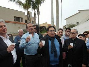 il-presidente-crocetta-ed-il-vescovo-mogavero-brindano-insieme-al-candidato-sindaco-pino-bianco-nel-giorno-della-liberazione