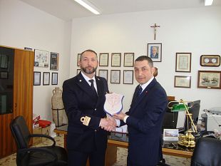 scambio-di-auguri-tra-il-comandante-della-capitaneria-di-porto-ed-il-capo-commenda-del-sovrano-ordine-di-san-giovanni-di-gerusalemme-il-comandante-giovetti-riceve-il-commendatore-barbera