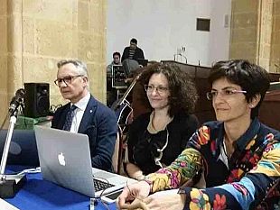 mazara-si-e-svolto-fiori-d-acciaio-in-vasi-di-creta