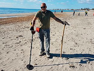 video-mazara-torna-l-antico-mestiere-del-cercatore-di-metalli-preziosi-e-non