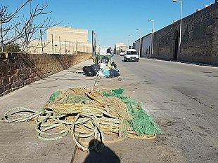 mazara-reti-e-cime-da-pesca-vetuste-abbandonate-anche-in-via-marsala-continua-l-incivile-pratica