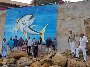 comune-c-bello-un-grande-dipinto-raffigurante-il-tonno-abbellisce-la-spiaggetta-di-torretta-granitola