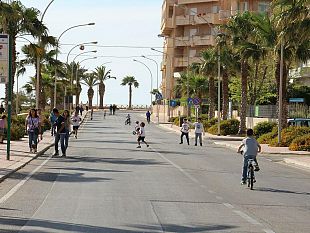 nelle-domeniche-e-nei-giorni-festivi-di-maggio-e-giugno-isola-pedonale-in-un-ampio-tratto-del-lungomare