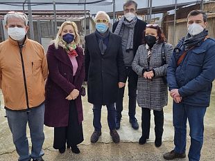 la-senatrice-russo-visita-il-rifugio-sanitario-di-castelvetrano