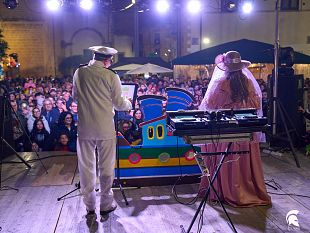 la-satira-del-testamento-continua-a-tenere-vive-le-fazioni-tra-coloro-che-hanno-gradito-e-chi-no