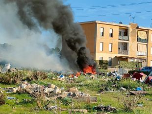mazara-due-incendio-brucia-i-rifiuti-di-una-grande-discarica-abusiva-e-provoca-una-nube-tossica