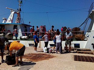 l-attore-rosario-lisma-ed-il-peschereccio-mazarese-nuovo-giacomo-i-nella-fiction-rai-lampedusa-con-claudio-amendola-protagonista