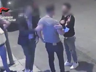 video-risse-nel-centro-storico-i-carabinieri-arrestano-tre-persone-un-altro-e-ricercato