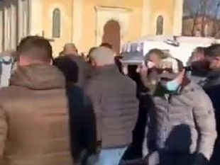 non-indossavano-la-mascherina-e-si-assembrarono-al-funerale-di-favoroso-la-polizia-multa-13-persone