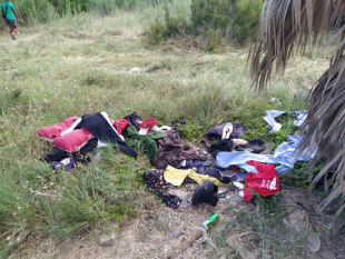 erice-abiti-usati-abbandonati-per-strada