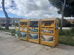 menfi-istallati-contenitori-per-deposito-di-indumenti-e-olio-esausto