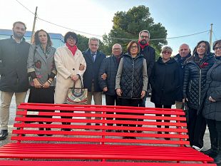 la-fidapa-di-partanna-appone-due-targhette-alle-panchine-rosse