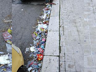 strade-di-trapani-ed-erice-invase-dai-rifiuti-spazzamento-inefficace