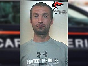 alcamo-cittadino-rumeno-picchia-la-moglie-accoltella-il-cugino-e-aggredisce-i-carabinieri-arrestato