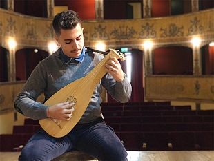 video-i-giovani-e-la-musica-intervista-a-danilo-armato-liutista-mazarese