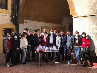 mazara-gli-ospiti-della-casa-dei-giovani-donano-cestini-di-natale-ai-bambini-della-mimosa