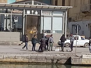 mazara-sequestrato-pesce-fresco-il-problema-abusivi-in-piazzetta-dello-scalo