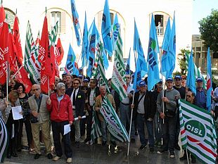 cgil-cisl-e-uil-stamattina-in-piazza-contro-la-perdita-di-fondi-pac-per-gli-asili-nido