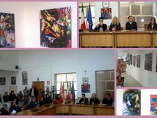 petrosino-giornata-internazionale-della-donna-inaugurata-la-mostra-la-donna-nell-arte-il-palazzo-municipale-sara-illuminato-di-rosa