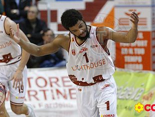 jefferson-regala-la-vittoria-alla-pallacanestro-trapani-contro-latina-termina-84-83