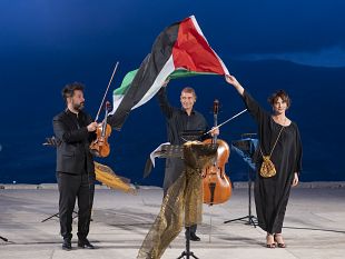 laura-morante-dice-no-ad-ogni-guerra-di-ieri-e-di-oggi-a-segesta-sventola-la-bandiera-palestinese