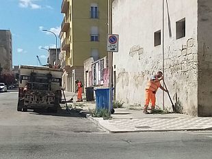 trapani-operazione-di-bonifica-lungo-i-marciapiedi