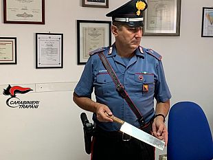 trapani/valderice-scaglia-il-pitbull-contro-i-carabinieri-e-prova-a-colpirli-con-la-mannaia
