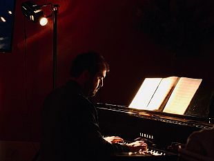 marco-giliberti-al-pianoforte-in-concerto-a-selinunte-e-partanna